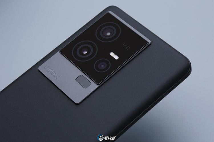 iQOO 11评测 3799元起，屏幕最顶的游戏手机终结者